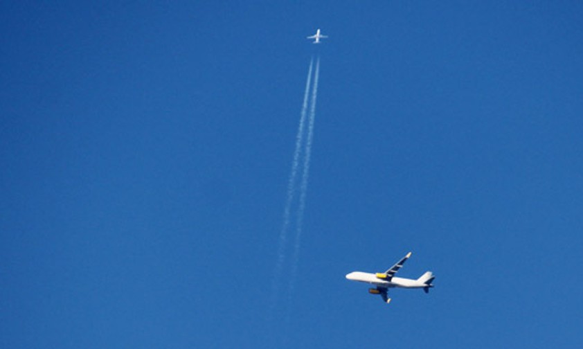 Flugzeug von Vueling (unten groß) und von Tuifly.