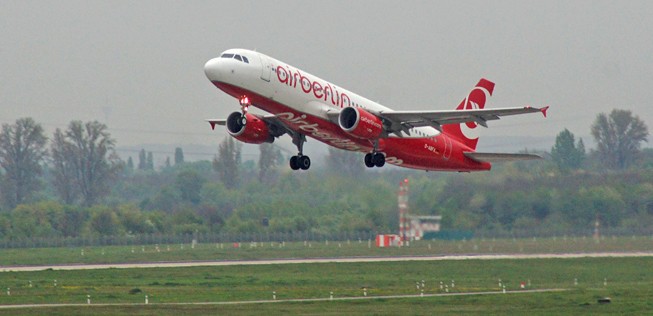 Flieger von Air Berlin: Die deutsche Airline ist auf Etihad angewiesen.