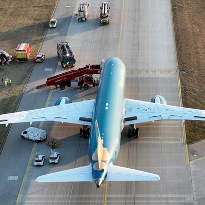 Die stehen gebliebene Boeing 787 von Vietnam Airlines nach der Landung in München: Die Blackbox wird ausgewertet.