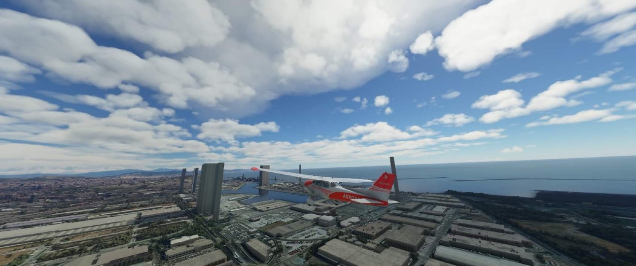 Der Hafen von Barcelona: Etliche Hochhäuser sind hier im Microsoft Flight Simulator 2020 zu sehen.