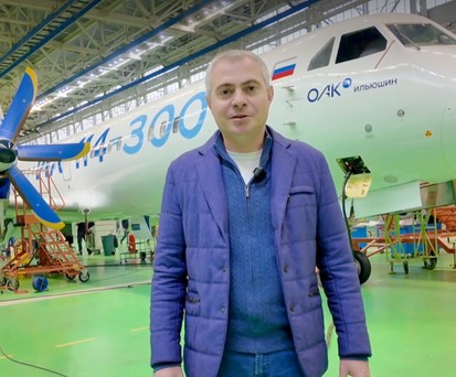 Ilyushin-Chefs Daniil Brenerman vor der Il-114-300: Das erste Flugzeug hat jetzt die Kabinenausstattung bekommen. 