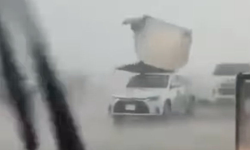 Airport Jeddah: Ein Container fliegt über die Auto hinweg.