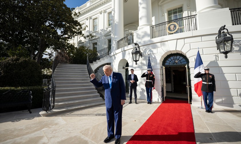 US-Präsident Donald Trump vor dem Weißen Haus (hier beim französischen Staatsbesuch): Der Luftraum darüber ist gesperrt.