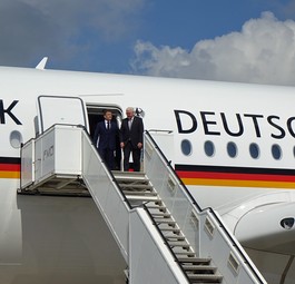 Emmanuel Macron und Frank-Walter Steinmeier steigen am Flughafen Münster/Osnabrück aus dem Airbus A350 der Flugbereitschaft.