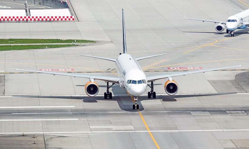 Boeing 757 von Icelandair überquert Piste 10/28: Der Flughafen Zürich will das Risiko reduzieren.