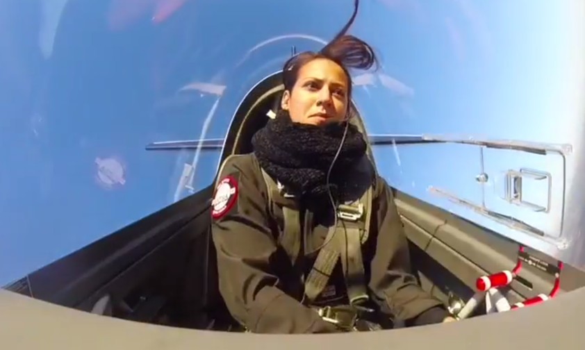 Stunt-Pilotin zeigt, was sie kann