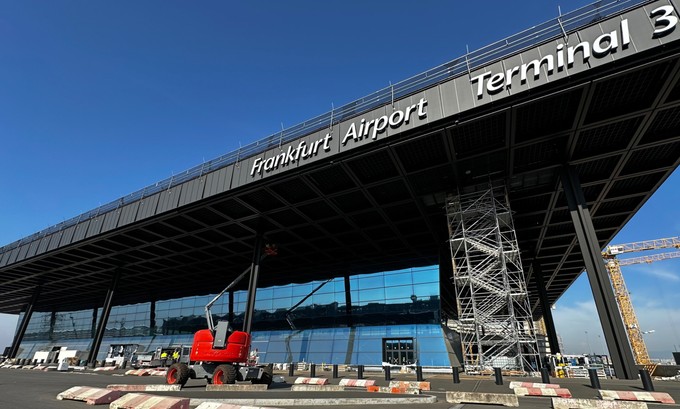 Das große Zentralgebäude des Terminals 3 des Flughafens Frankfurt besitzt eine 18 Meter hohe Glasfassade. Hier werden die Flugäste ankommen und abreisen.