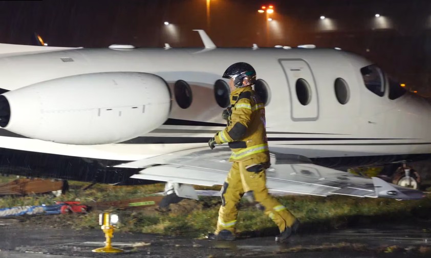 Feuerwehrmannvor der Hawker 400.