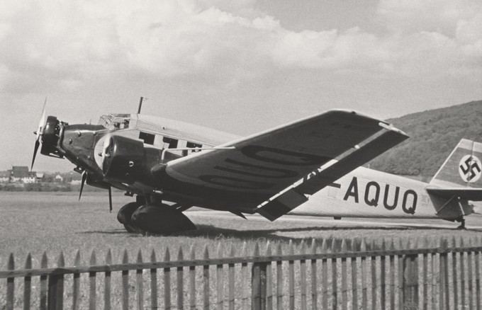 Verstörende Hakenkreuz-Realität im Jahr 1935. Es gibt sehr wenige Bilder von Flugzeugen der Lufthansa auf dem Flugplatz Sternenfeld. Die Junkers Ju 52/3M D-AQUQ rollt zum Start.