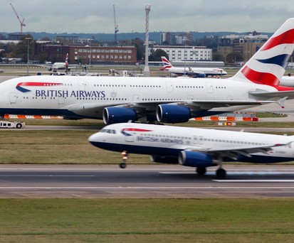 Zwei Airbus-Maschine von British Airways in Heathrow: Die Regierung hat sich für den Entwurf mit einer 3500 Meter langen Piste entschieden.  