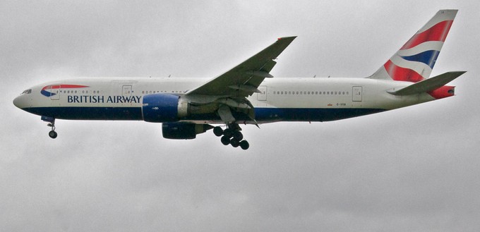 Die älteste Boeing 777 (hier zu sehen im Jahr 2013) transportiert Reisende von British Airways: G-VIIA ist eine 777-200 und 25,3 Jahre alt.