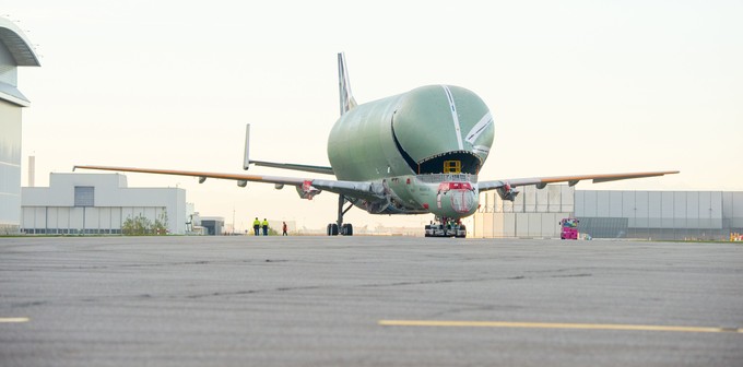 Als er im Januar zum ersten Mal den Hangar verließ, war der Transportflieger lediglich an der Heckflosse bemalt.