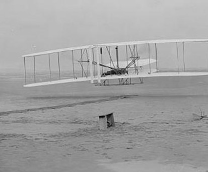 Der große Tag: Am 17. Dezember 1903 flog die Flugmaschine der Gebrüder Wright in Kitty Hawk, North Carolina, das erste Mal.