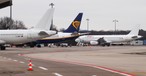 Die beiden Airbus A320 von Leav: Links die D-ANNE ohne und rechts die D-ANDI mit Beklebung.