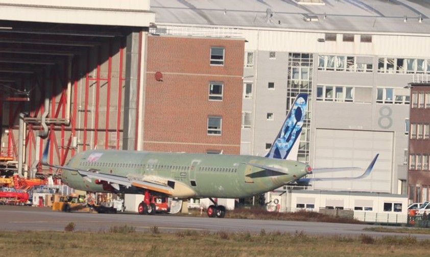 Die erste Airbus A321 XLR bei Tageslicht.