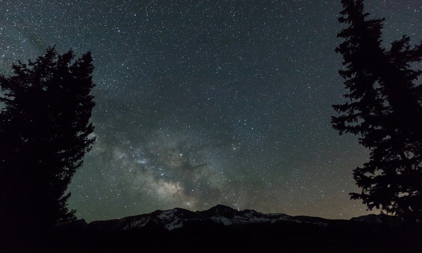 Nachthimmel in den Bergen Colorados: 1982 wurde ein Mann gerettet, weil in einem Passagierflugzeug jemand die SOS Zeichen erkannte.
