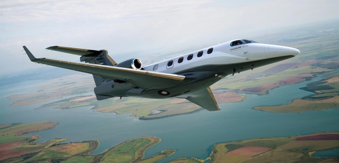 Platz 4  - Embraer Phenom 300

Der seit mehr als einem Jahrzehnt der meistverkaufte Leichtjet, kommt in dem Zeitraum auf 195.750 Flüge, was einem Anteil von 5,5 Prozent an der Gesamtzahl entspricht. Die Phenom 300 ermöglicht verschiedene Konfigurationen mit bis zu 10 Personen. Die Reichweite liegt bei 3600 Kilometern, wenn bei 5–6 Personen an Bord sind. Die Geschwindigkeit liegt bei 720 km/h. Damit schafft das Flugzeug die Strecken zwischen der Ost- und Westküste der USA.