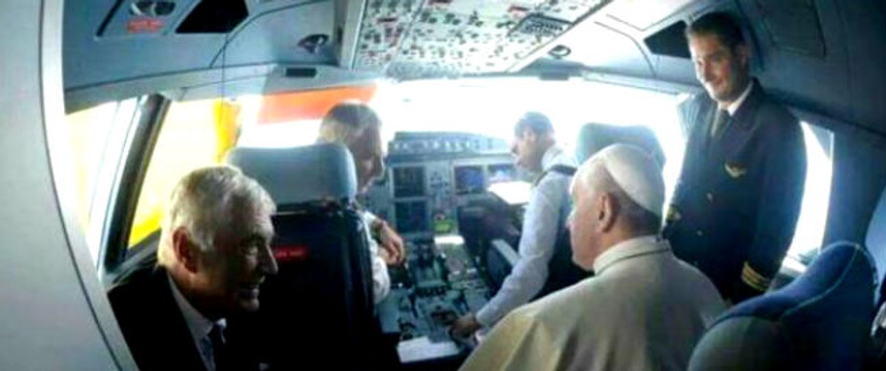 Papst Franziskus im Cockpit: Der Oberhirte der Katholiken sucht eine neue Fluggesellschaft.