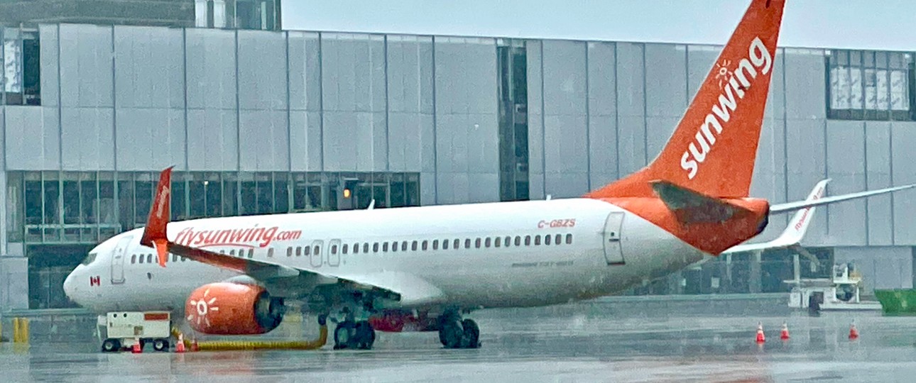 Boeing 737 von Sunwing Airlines im Schneetreiben: Gehört bald zu Westjet.