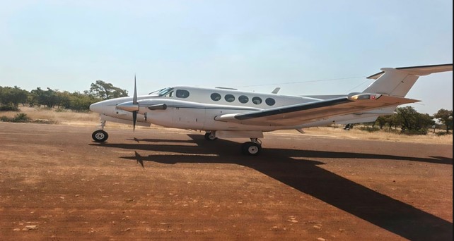 King Air mit der Kennung 76-0171: Das Flugzeug wurde von Eonwohnenden Pagas festgesetzt.