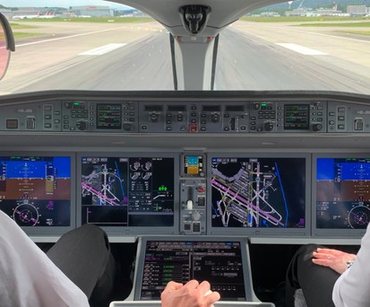 Blick ins Cockpit eines Airbus A220 von Swiss.