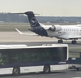 Zubringerjets von Lufthansa, fotografiert aus einem Condor-Flieger: Es wird neu verhandelt.