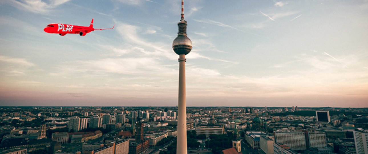 Play-Flieger über Berlin (Montage): Die neue isländische Fluglinie nimmt die deutsche Hauptstadt ins Visier.