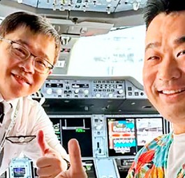 Chang Kuo-wei (links) nach der Landung in Los Angeles mit Influencer Sam Chui: Er muss wohl eine Strafe zahlen.