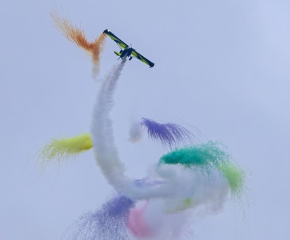 Eine Skyreach Bush Cat bitet ein farbenfrohes Programm: Das Wetter machte der Flugshow einen Strich durch die Rechnung.