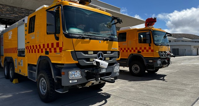 Zwei der drei Löschfahrzeuge am Flughafen St. Helena: Weil alle Fahrzeuge defekt sind, darf der Flughafen kein Flüge mehr abfertigen.