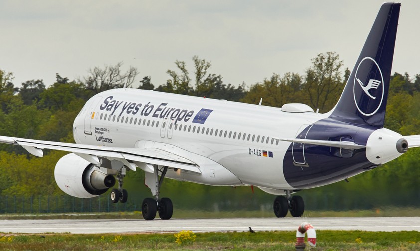 Klassischer A320 von Lufthansa: Die Erhebung vor der Heckflosse ist die Antenne.