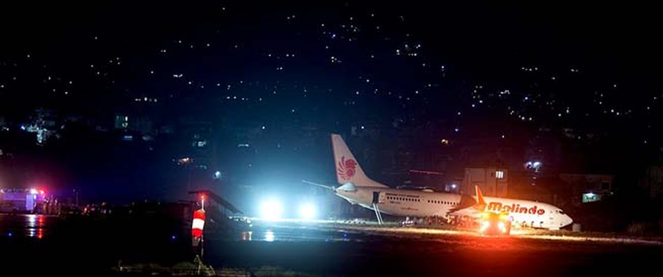 Die verunglückte Boeing 737: Rettungskräfte versuchen, sie wieder auf festen Grund zu ziehen.