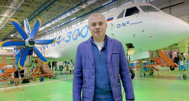 Ilyushin-Chefs Daniil Brenerman vor der Il-114-300: Das erste Flugzeug hat jetzt die Kabinenausstattung bekommen. 