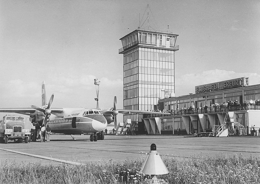 Ein Flugzeug von Interflug in Erfurt: Der Flughafen ist 100 Jahre alt.