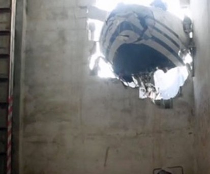 So heftig ließ der Sturm das Flugzeug ins Haus krachen