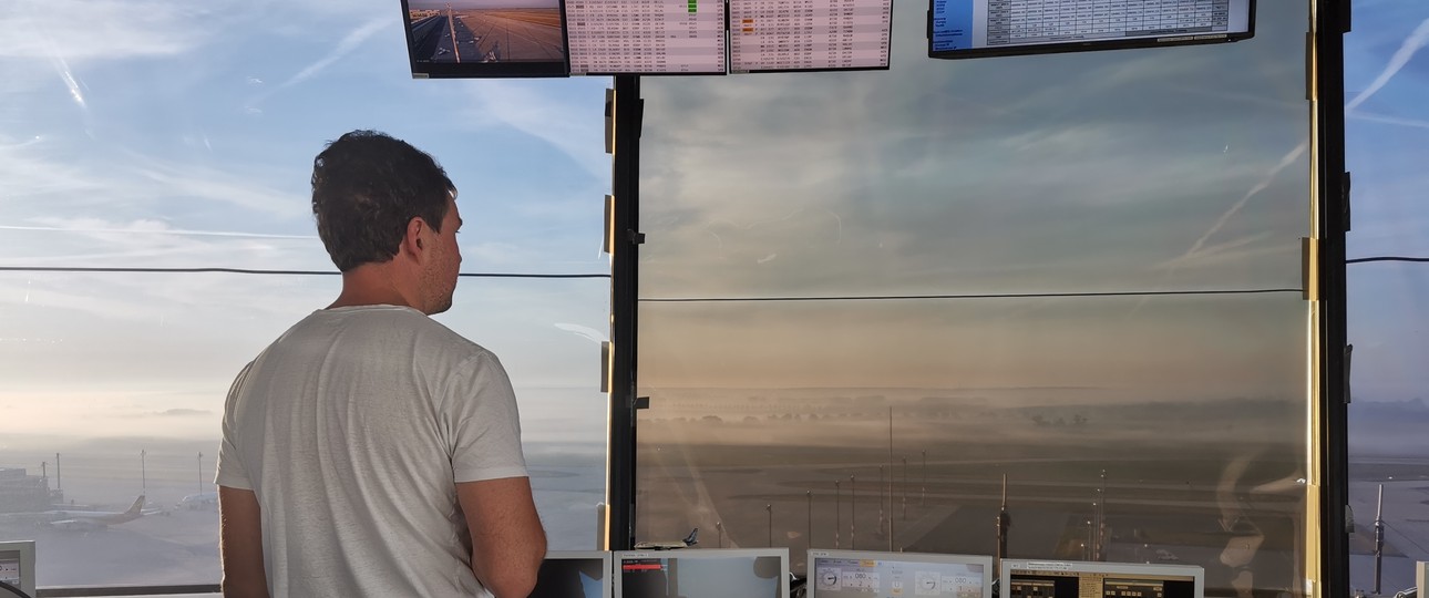 Lotse Philipp Schmitt im Tower der Deutschen Flugsicherung am BER: Freude an Privatpilotinnen und -piloten.