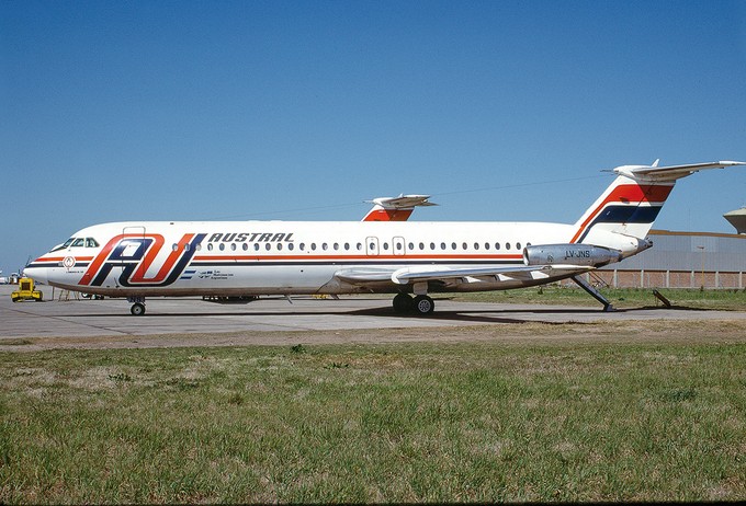 Die BAC 1-11-521FH flog mehrere Jahre für Austral Airlines aus Argentinien. Mit letztem Titel «Malvinas son Argentinas» war die LV-JNT des Öfteren auch zu den Falkland Inseln (Islas Malvinas) im Südatlantik unterwegs (Buenos Aires-EZE, Februar 1972).