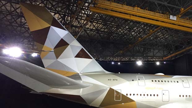 Gleich von außen sichtbar ist die neue Bemalung von Etihad, die zuerst die Airbus A380 und Dreamliner, später alle anderen Flugzeuge bekommen. Sie soll die Farben der Wüste der Vereinigten Arabischen Emirate wiedergeben.