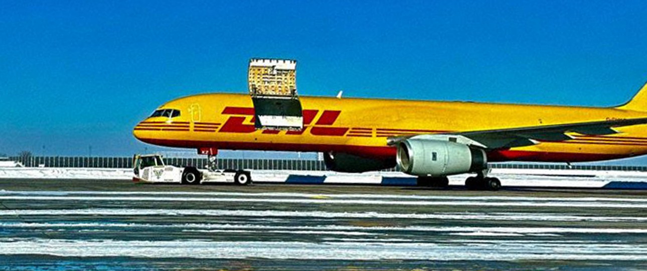 Die Boeing 757 von DHL: Landete mit geöffneter Frachtklappe.