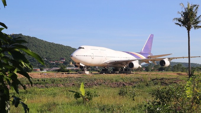 Eine Boeing 747 auf einem Feld in Thailand: Der Jet mit der Bemalung von Thai Airways ...