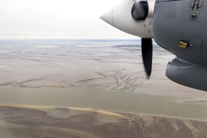 ... dann über das Wattenmeer bei Ebbe.