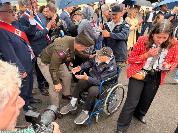 Auch aktuelle US-Soldaten begrüßten die Helden von 1944.