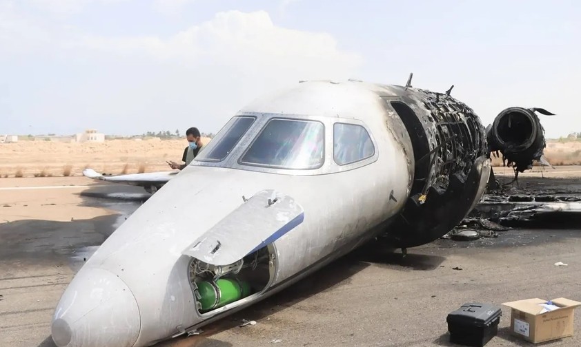 Die ausgebrannte Cessna Citation in Misrata: Betrunkene Piloten?