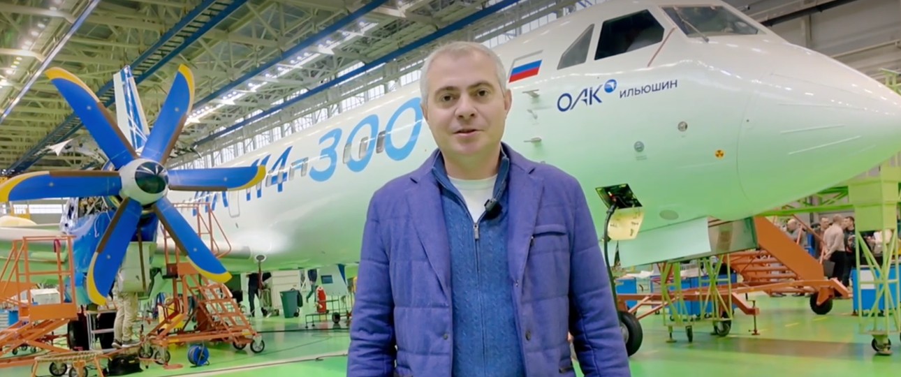 Ilyushin-Chefs Daniil Brenerman vor der Il-114-300: Das erste Flugzeug hat jetzt die Kabinenausstattung bekommen. 