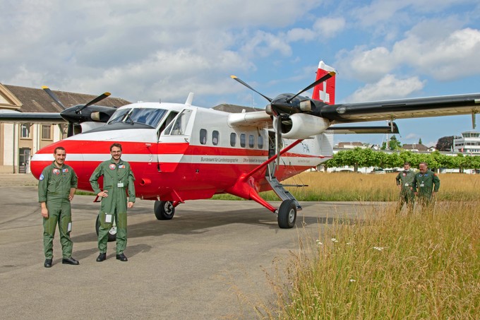 <div class="page" title="Page 2">
<div class="section">
<div class="layoutArea">
<div class="column">

Carlo Bosco und Simon Hagmayer von Swisstopo (vorne) und Begleit-Mechaniker Vassiliou Stavros und Miliz-Pilot Martin Jerg (hinten).
Der B-Mech unterstützt die Piloten speziell bei der Luftraumüberwachung, weil sie oft im Luftraum  E fliegen - eine ICAO-Spezifikation, für die Schweiz der navigierbare Luftraum zwischen 600 und 3000 Meter.

</div>
</div>
</div>
</div>