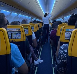Boeing 737 Max-8-200 von Ryanair: Passagiere von RK8288 erlebten am 3. Juni eine Odyssee durch Europa.