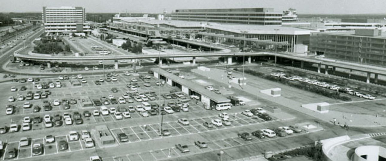 Am 14. März 1972 wurde da Terminal 1 eröffnet. Was damals eine architektonische Spitzenleistung war, ist heute veraltet. Seit Jahren modernisiert deshalb Fraport den Bereich.