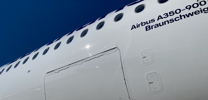 Der Airbus A350 bekam den Taufnamen Braunschweig.