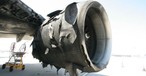 Das zerfetzte Triebwerk der Boeing 777.
