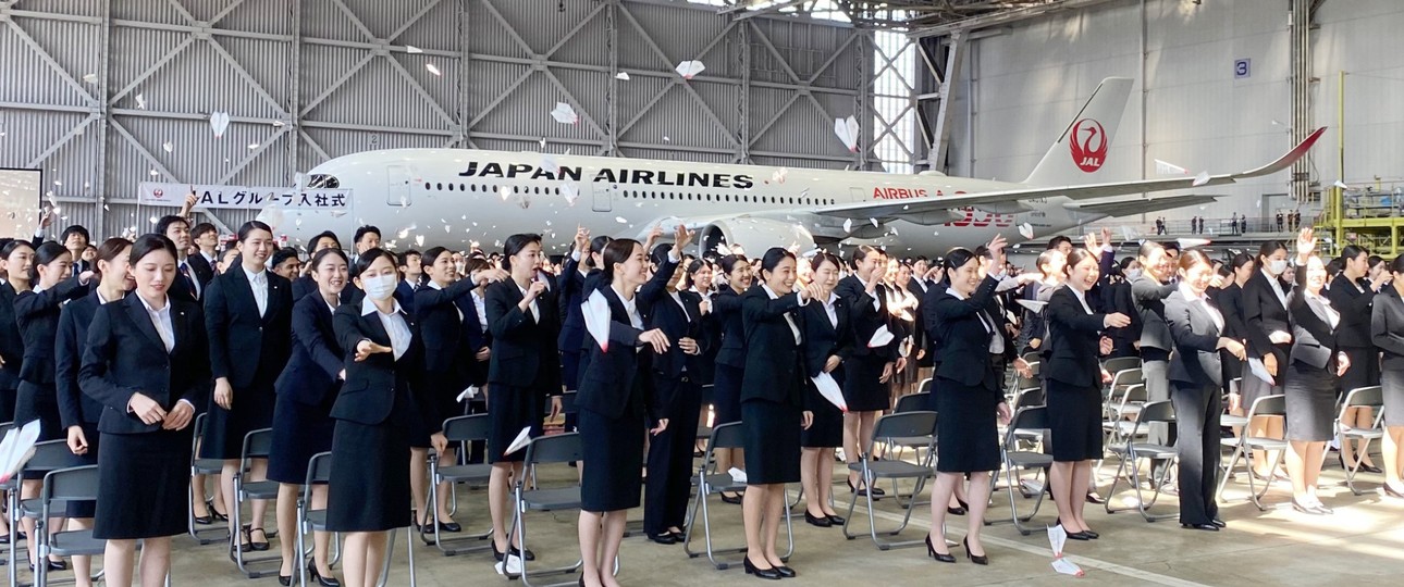 Mitarbeitende von Japan Airlines: Junge Angestellte bemängeln die Unternehmenskultur.